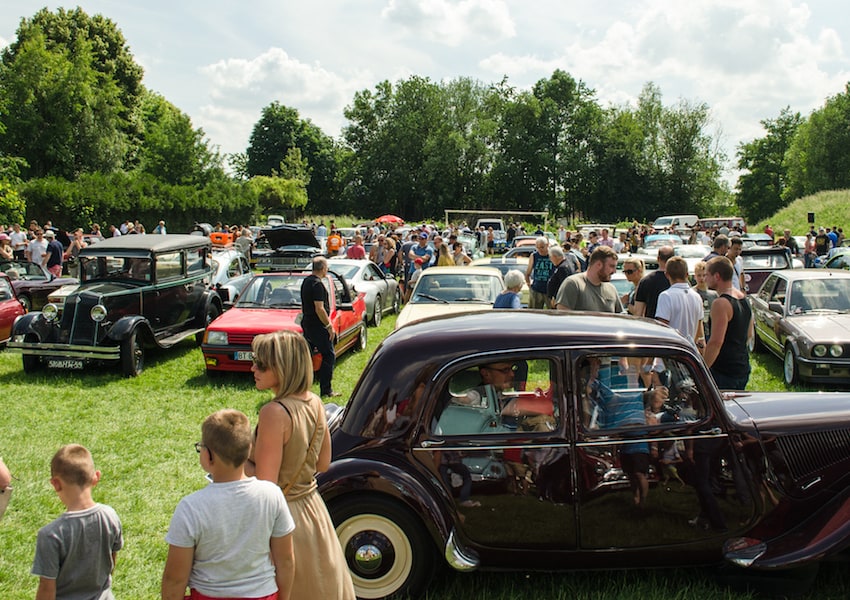 Image Rassemblement de voitures anciennes pour l'enfance