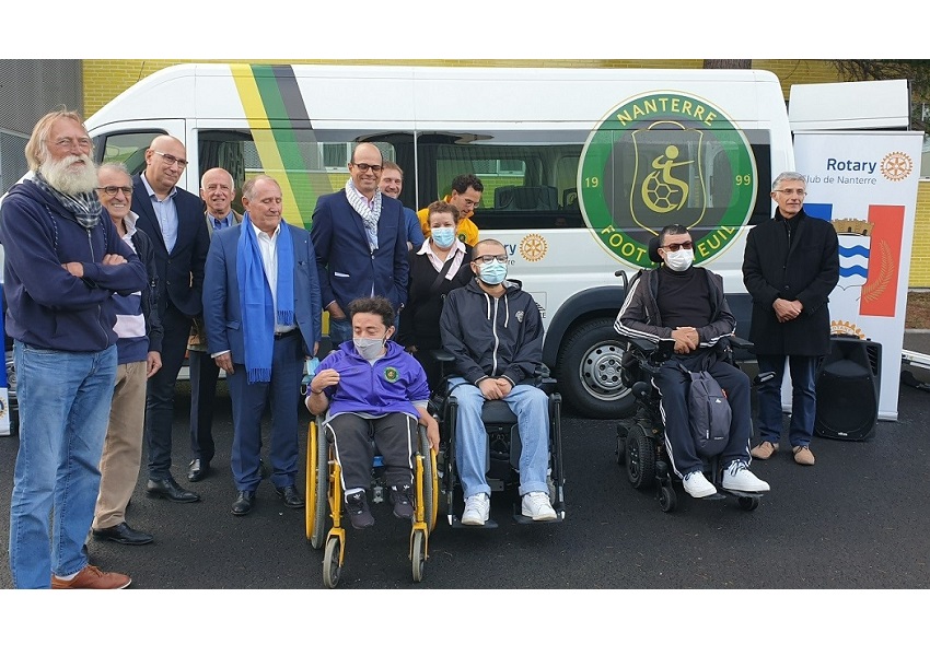 Image UN VÉHICULE POUR L’ÉQUIPE DE FOOTBALL EN FAUTEUIL