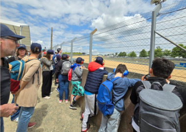 Des enfants d'un IME visitent le circuit des 24 heures du Mans