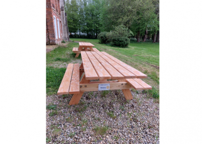 Image DES TABLES DANS LE JARDIN