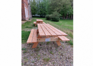 Image DES TABLES DANS LE JARDIN