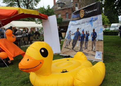 Image DES CANARDS NAGENT POUR DES RÊVES D’ENFANTS