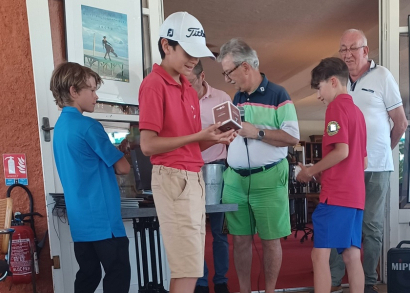 Image DE JEUNES GOLFEURS JOUENT CONTRE LA MALADIE