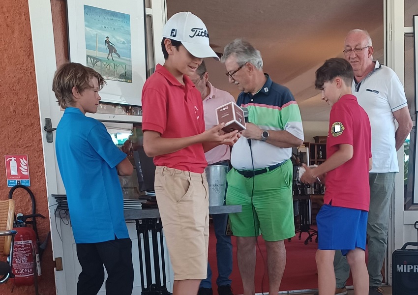 Image DE JEUNES GOLFEURS JOUENT CONTRE LA MALADIE