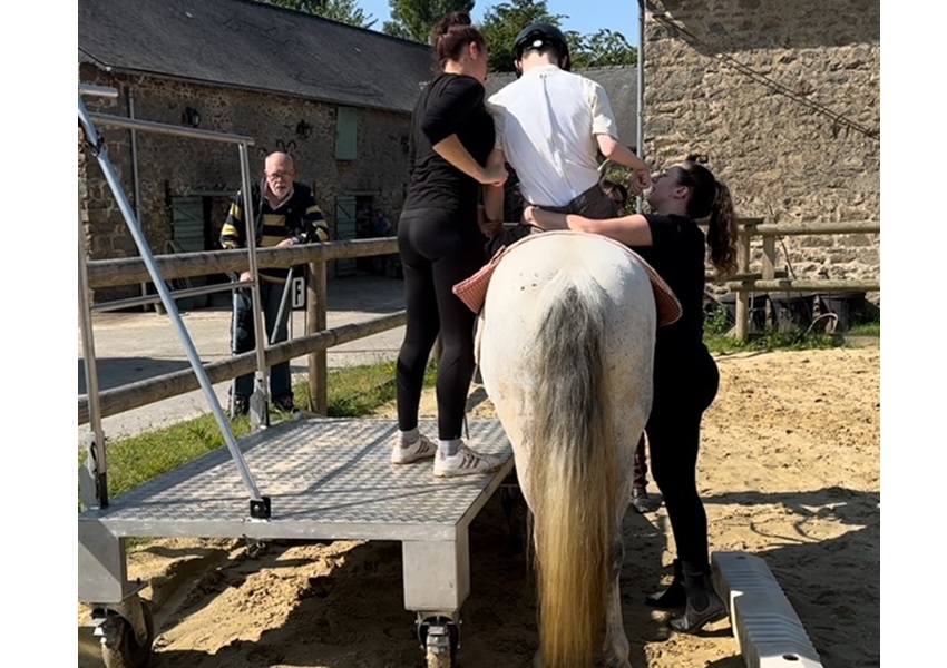 Image UN MONTOIR MOBILE POUR PRATIQUER L’ÉQUITATION